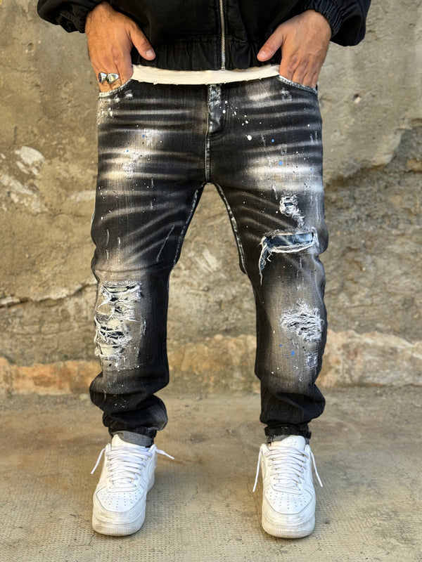 Jeans sfrangiato con toppa